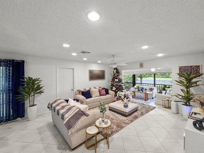 Building Photo - 9286 Vista Del Lago