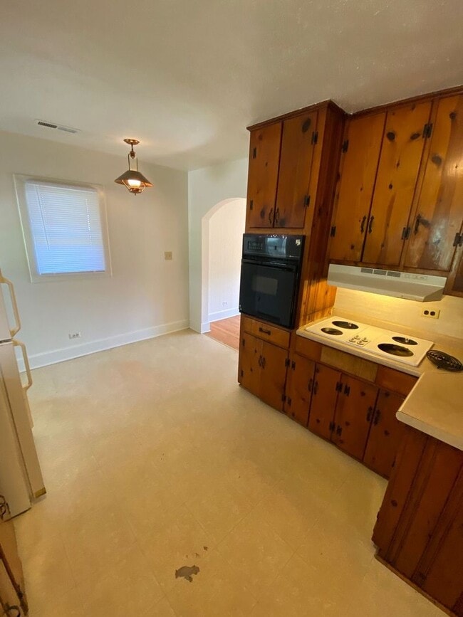 Building Photo - 804 St James Cir