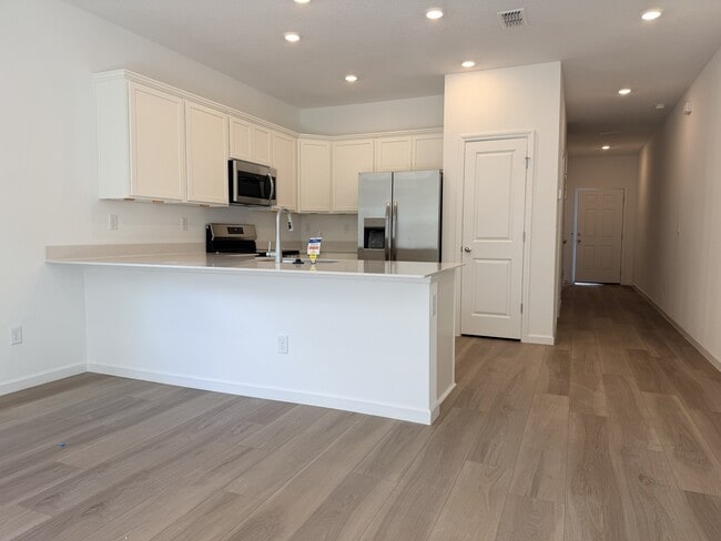 Building Photo - 543 Holly Lks Dr