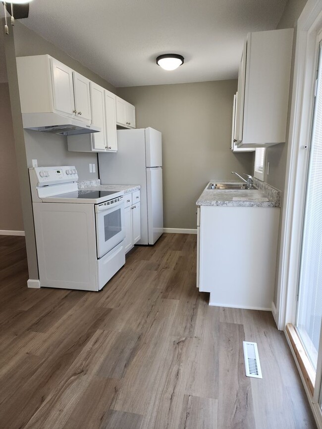 Building Photo - Four bedroom two bathroom house W/ double ...