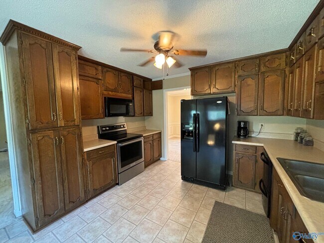 Building Photo - 908 Cornelia Dr SE