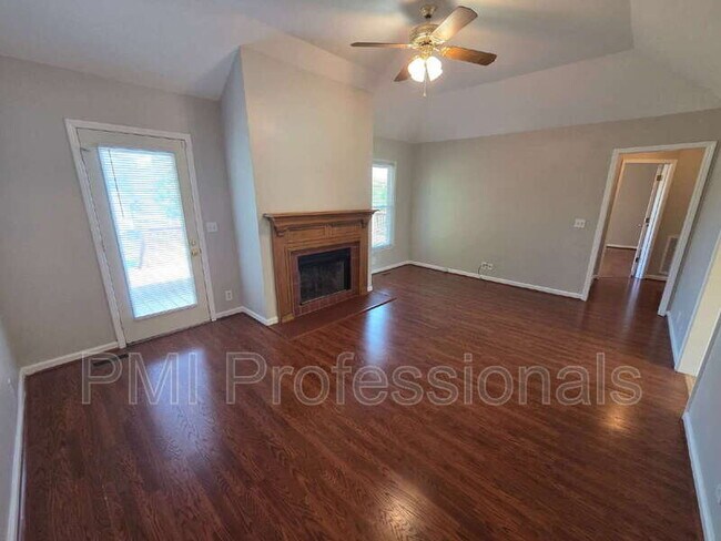 Foto del edificio - 2426 Bennington Dr