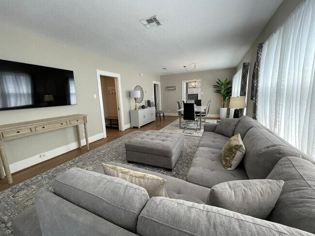 Foto del edificio - 1629 Castle Ct