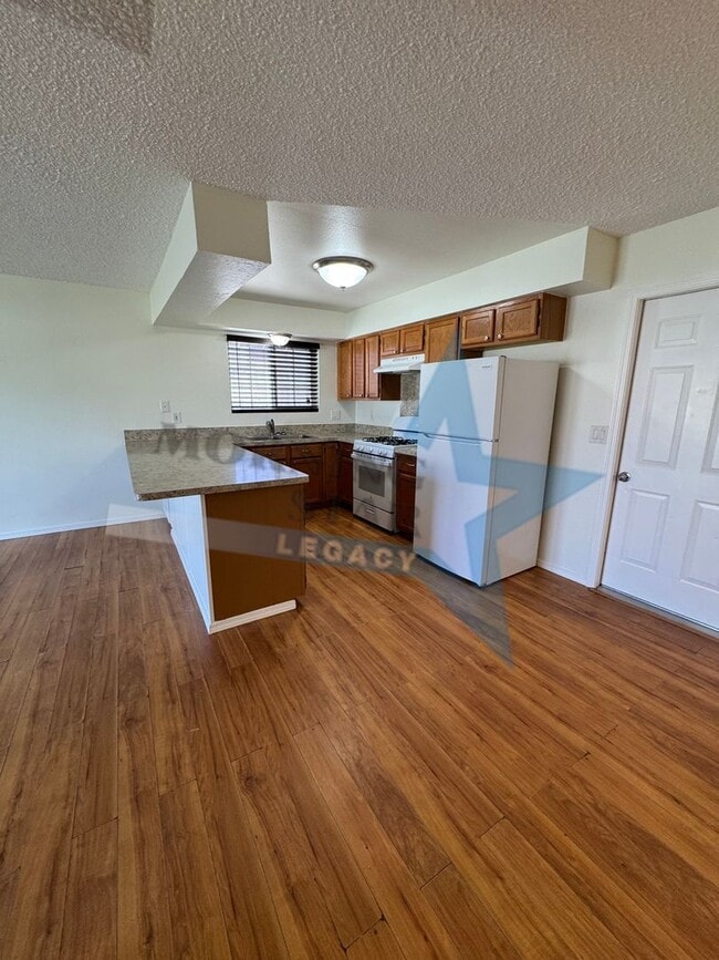 Building Photo - Spacious home in desirable location!