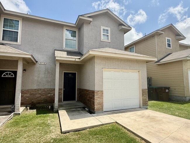 Building Photo - Beautiful 3 BR, 2.5 bath townhome located in the Judson School District