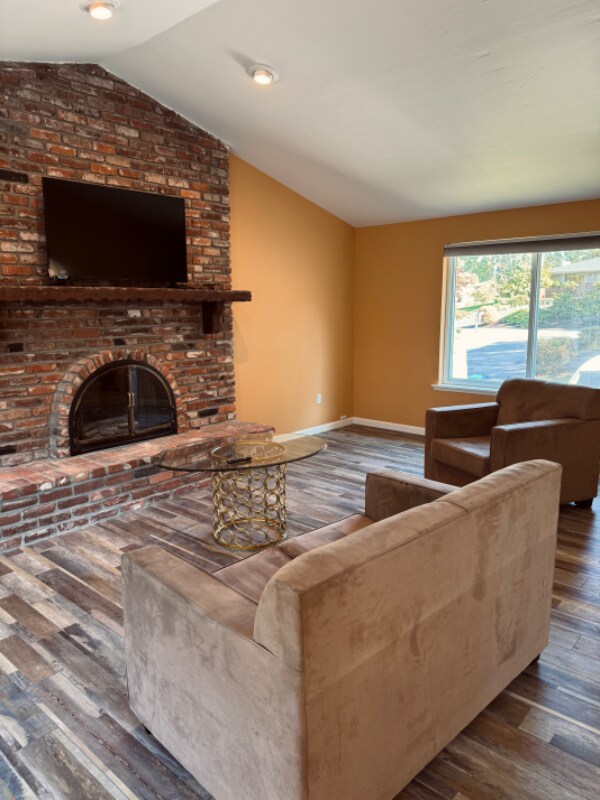 Foto principal - 7826 Emerald Dr SW