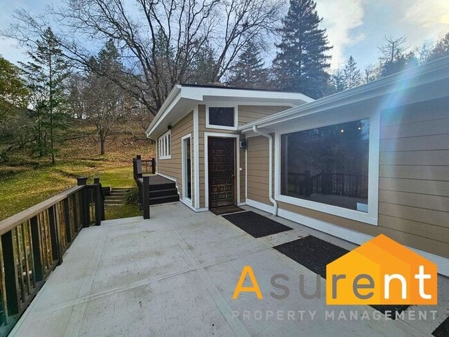 Building Photo - Stunning Home located in the picturesque Ashland