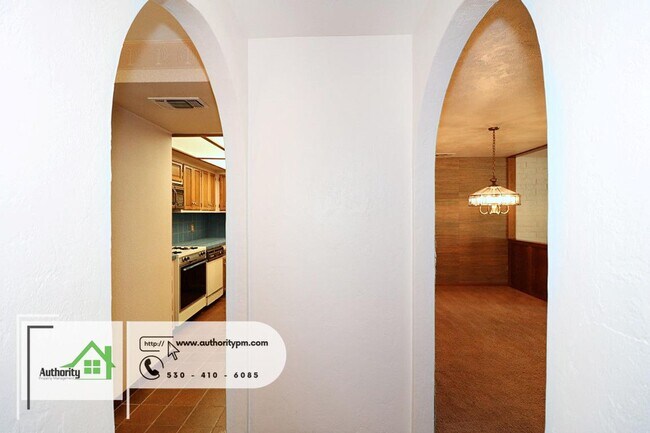 Building Photo - 3926 Golf Dr
