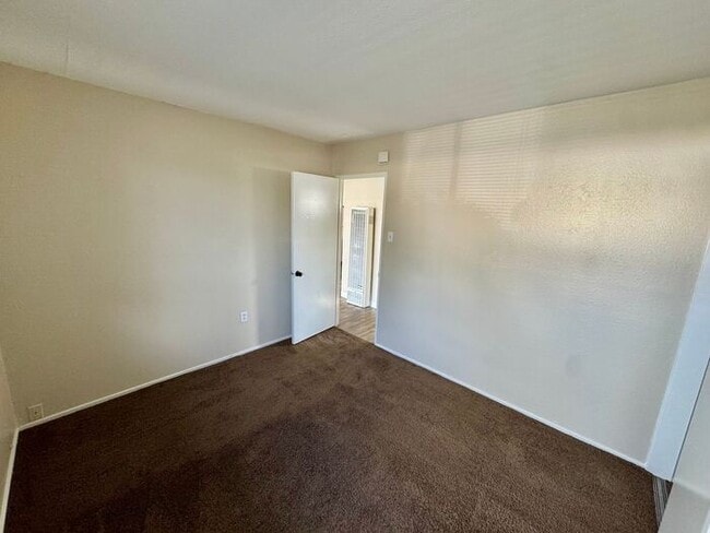 Building Photo - Charming 2-Bedroom Duplex in Bay Ho!