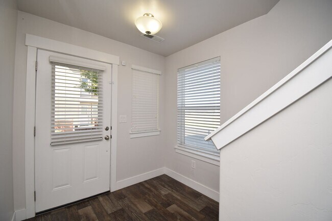 Foto del edificio - 4 Bed 3.5 Bath Sunny and Spacious South Jordan Corner-Lot Home with Views!