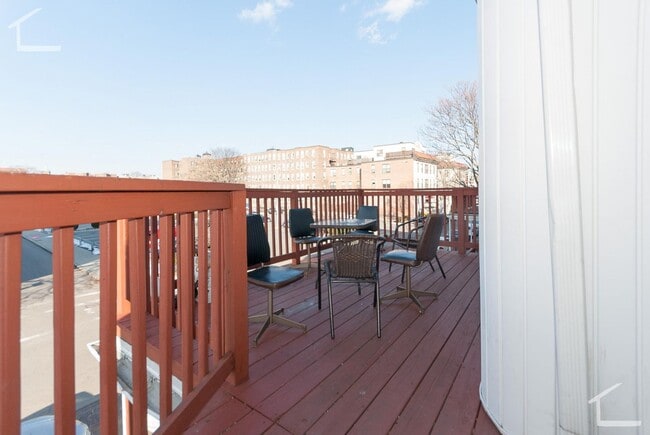 Building Photo - Large Unit near T and Brookline Border.  G...