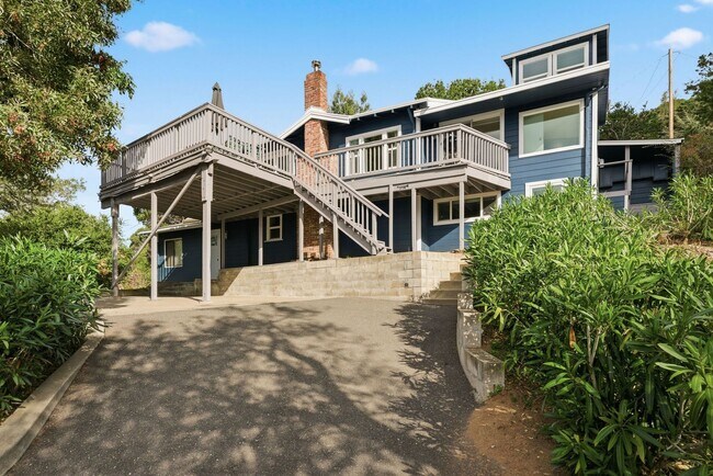 Foto del edificio - 4 Bed/2.5 Bath Multilevel Home with Amazing Views!