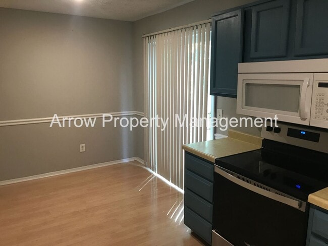 Building Photo - Great 2 Bedroom Townhome on Quiet Dead-End...