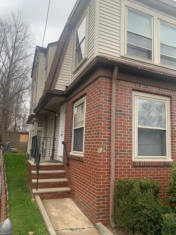 Building Photo - 138 Kenoza Ave