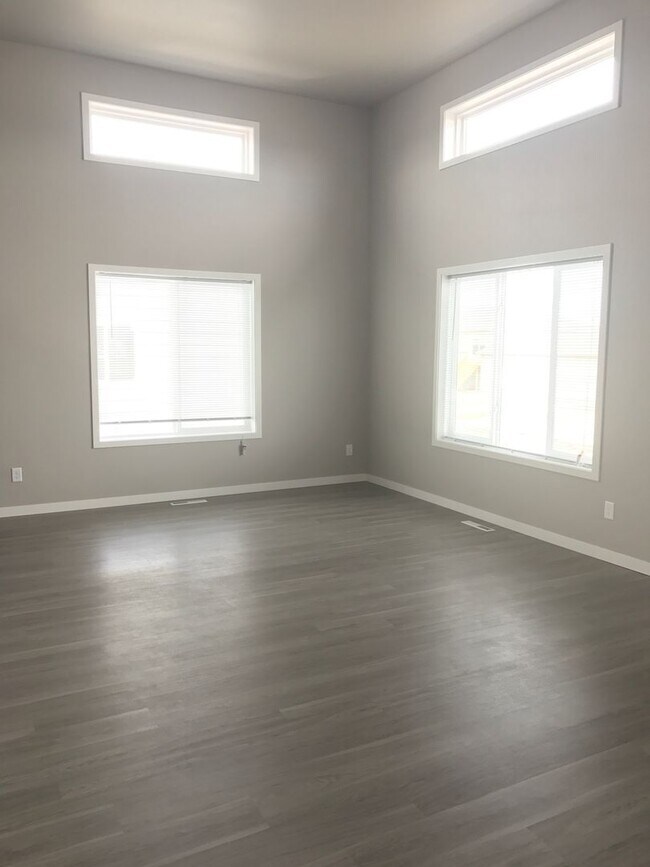 Building Photo - 3 Bed 3 Bath