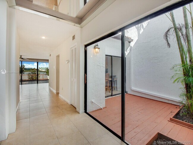 Building Photo - 5116 SW 72nd Ave