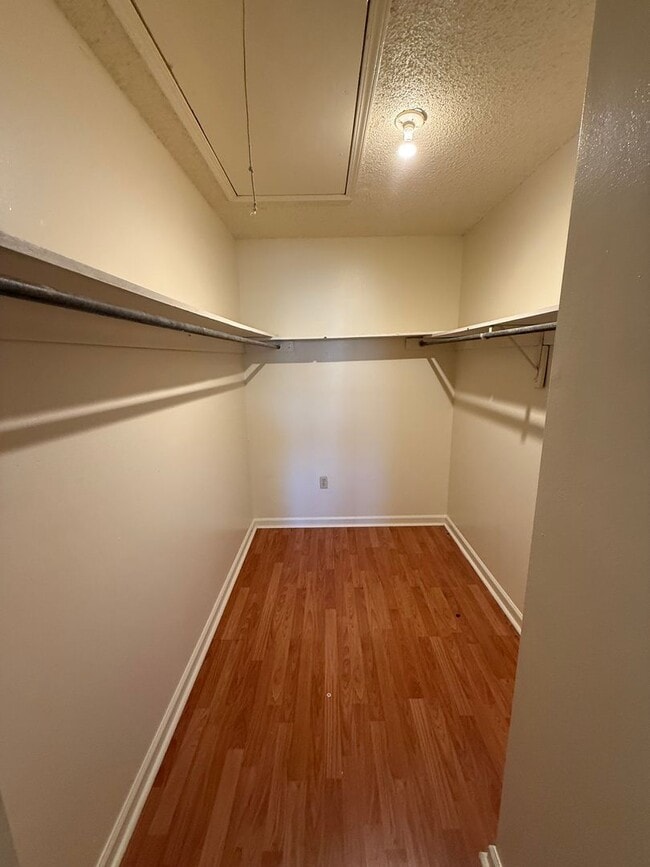 Building Photo - Beautiful and spacious townhome with cathe...