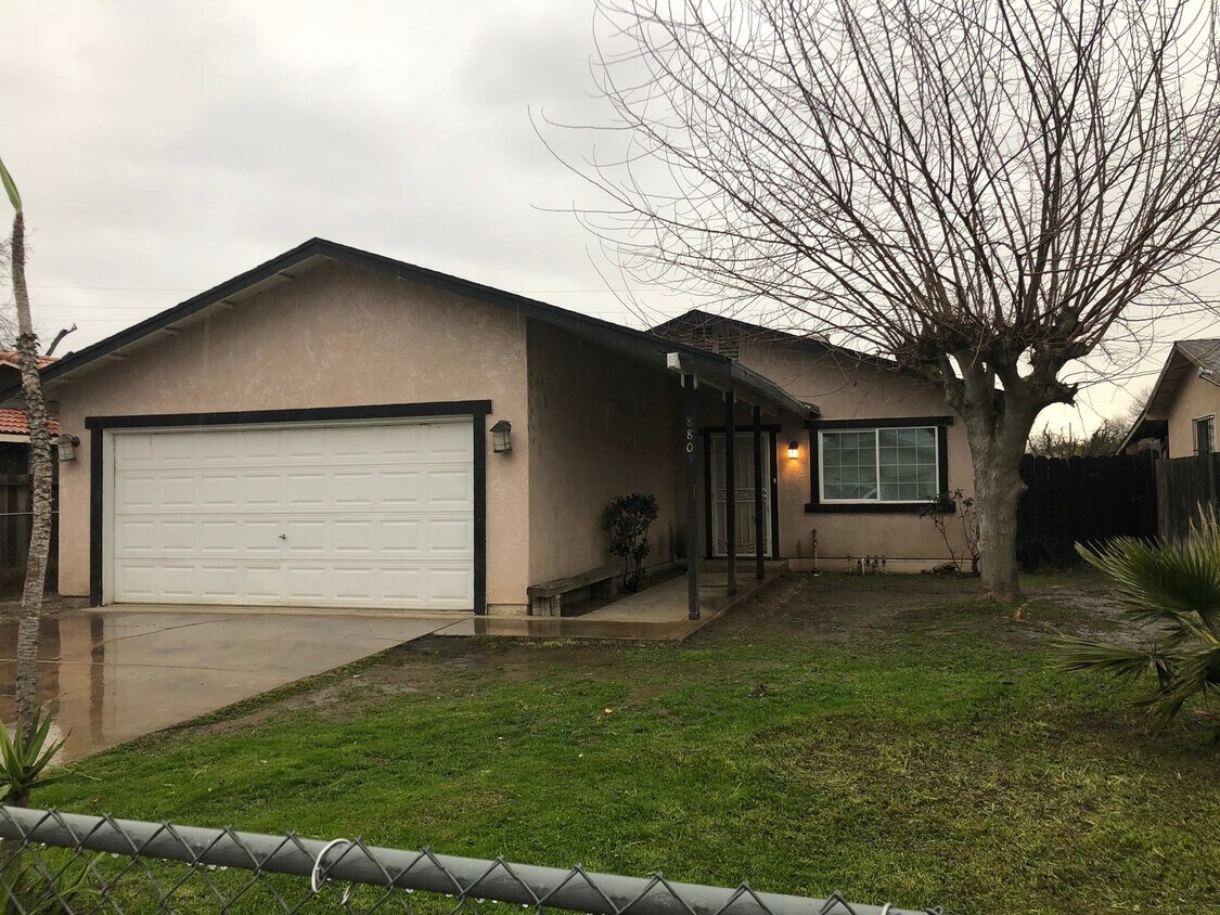 Foto principal - 8805 Laird St
