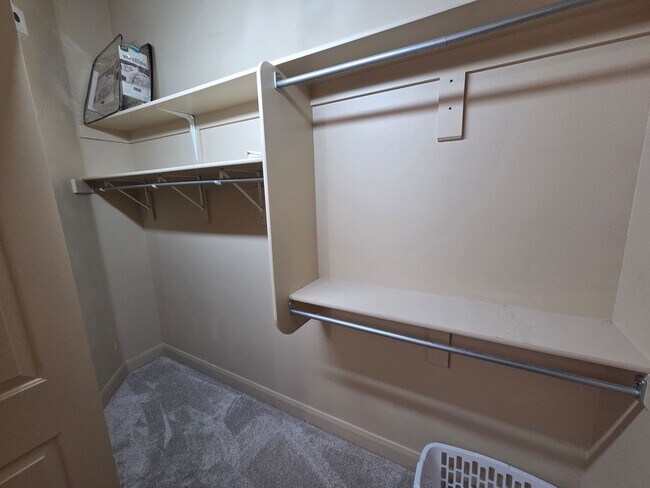 Foto del edificio - FURNISHED Famale Roomate Opportunity
