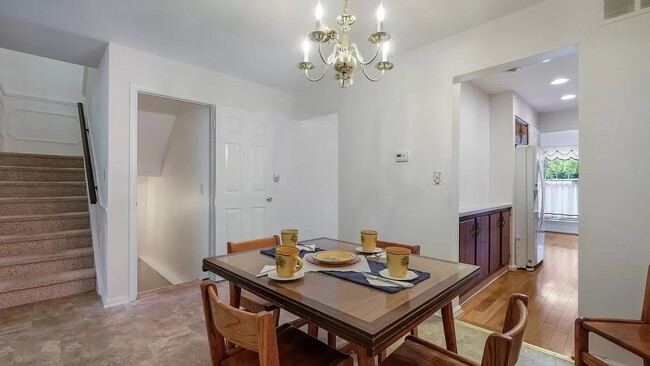 Building Photo - 2 E Ridge Mews