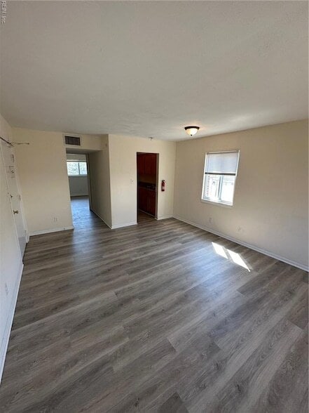 Building Photo - 1063 W 48th St