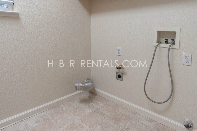 Foto del edificio - 483 Summer Ln