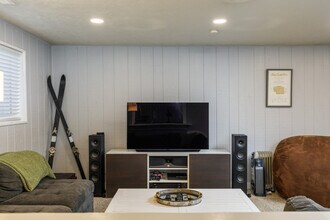 Building Photo - 1416 E Hollow Dale Dr