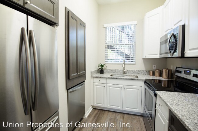 Building Photo - 2 br, 2 bath Apartment - 110 NW 9th Terrace