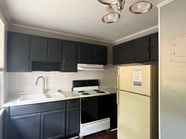 Building Photo - 2102 B Rogers ~ Eutaw Homes