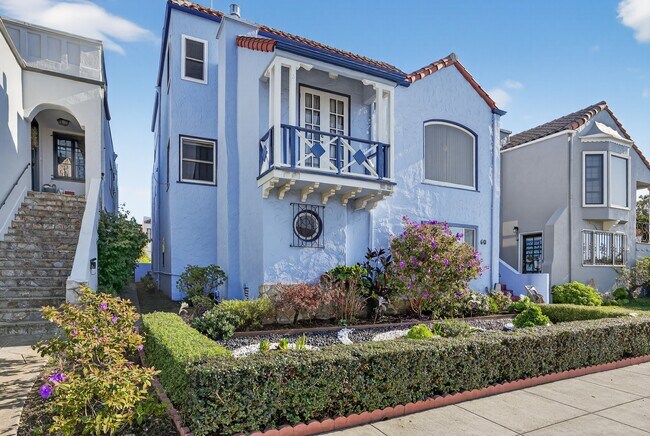 Vista de la calle del frente y el costado de la casa. - 60 Goleta Ave