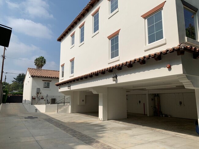 Exterior de los dúplex - 1348 N Stanley Ave