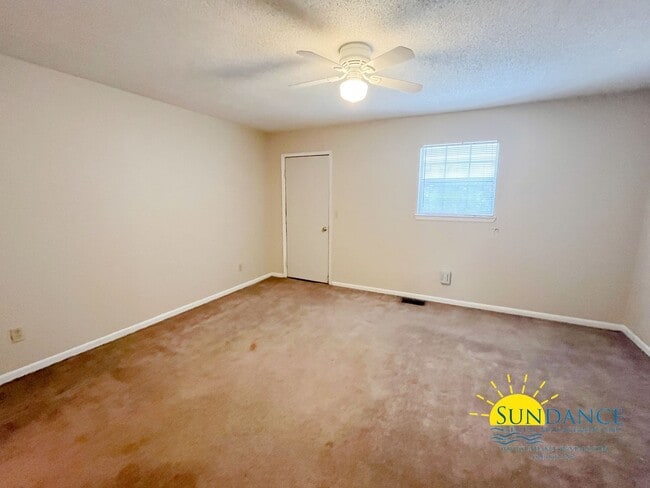 Building Photo - 828 Shadow Ln