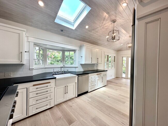 Building Photo - 533 Amalfi Dr