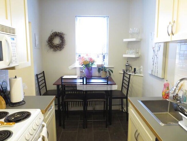 Foto del edificio - Beautiful, Renovated and Affordable Allston 3 Bed right off Comm Ave for September 1st