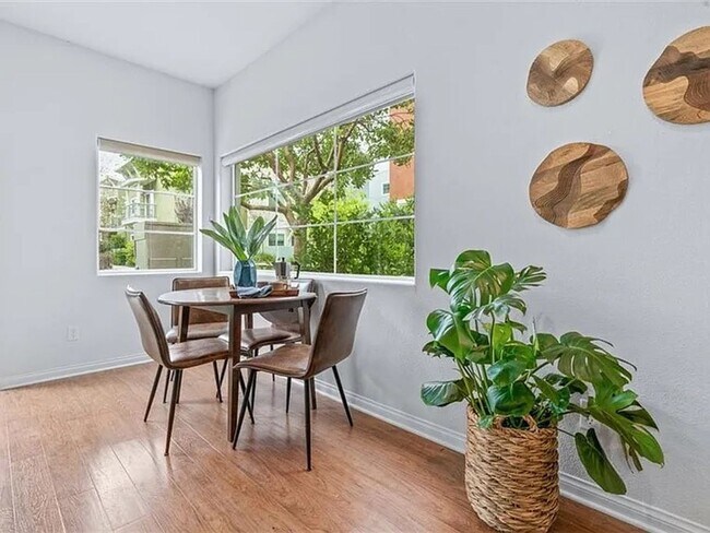Foto del edificio - Beautiful 3-Bedroom Townhome - Groups Welcome