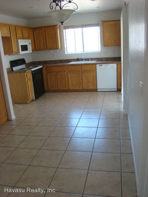 Building Photo - 2371 Shorewood Dr