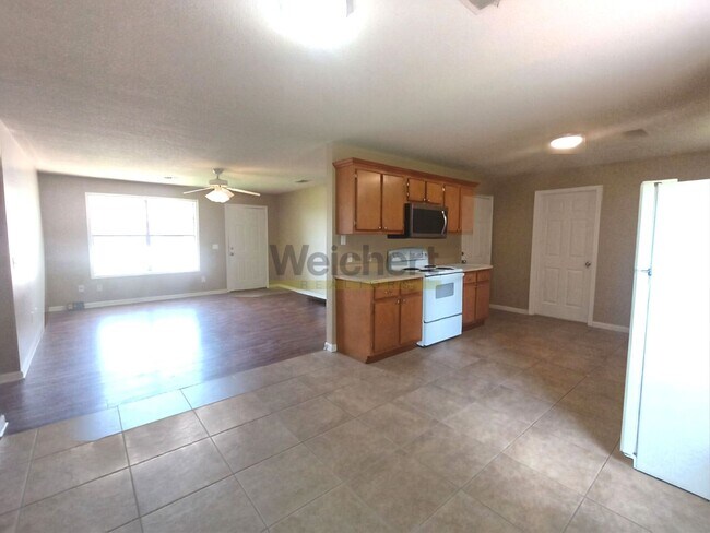 Foto del edificio - 3Bed/2Bath w/ fenced backyard