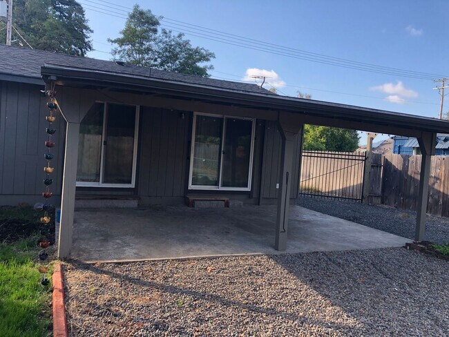 Foto del edificio - 3 bedroom 2 bathroom house in Thurston!