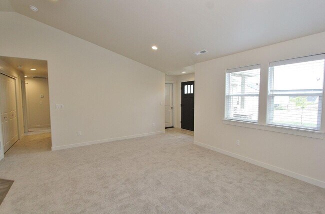 Foto del edificio - Immaculate Single-Level Home in a Quiet Ne...
