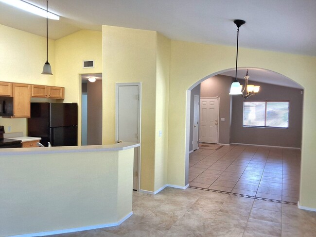 Foto del edificio - Nice Clean 3 Bdrm/ 2Ba located Off Linda V...