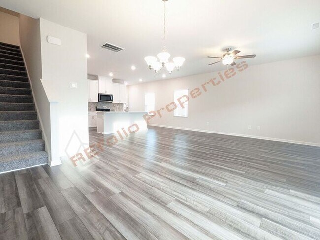 Foto del edificio - Amazing 3 Bedrooms 2 Car-Garage End Unit T...