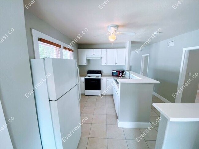 Foto del edificio - 308 W Warren Ave