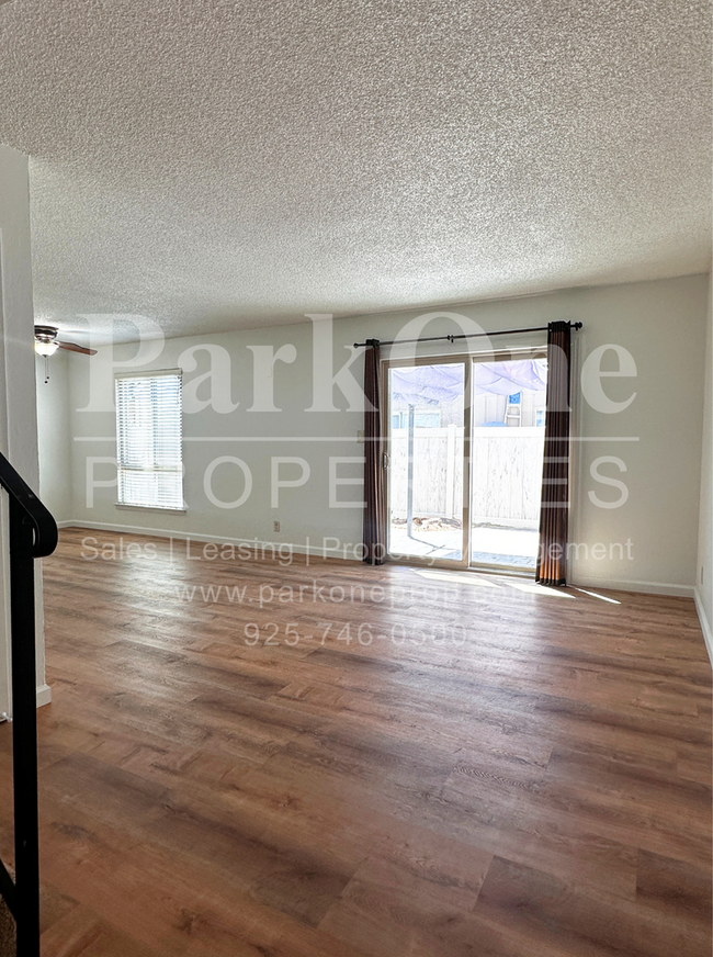 Foto del edificio - Charming Two-Level Condo