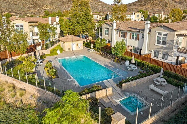 Building Photo - Beautiful 2 Bed/2 Bath with a Desirable La...