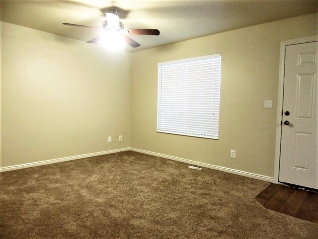 Foto del edificio - 385 Pommel Dr