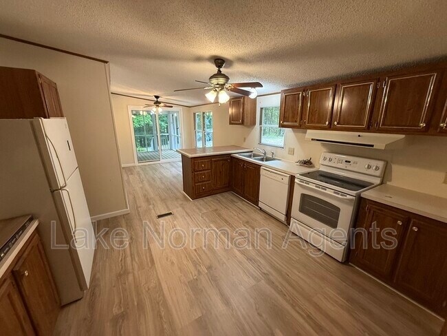 Foto del edificio - 5160 King Wilkinson Rd