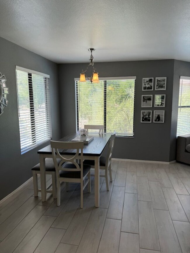 Building Photo - NE-3 bd/ 2bd Condo in gated community!