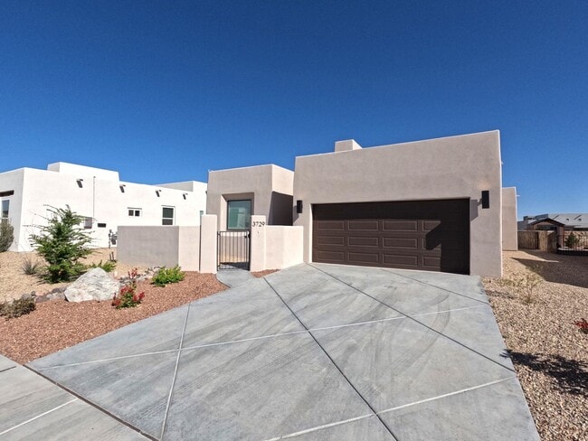 Foto del edificio - 3729 Santa Clarita Ave