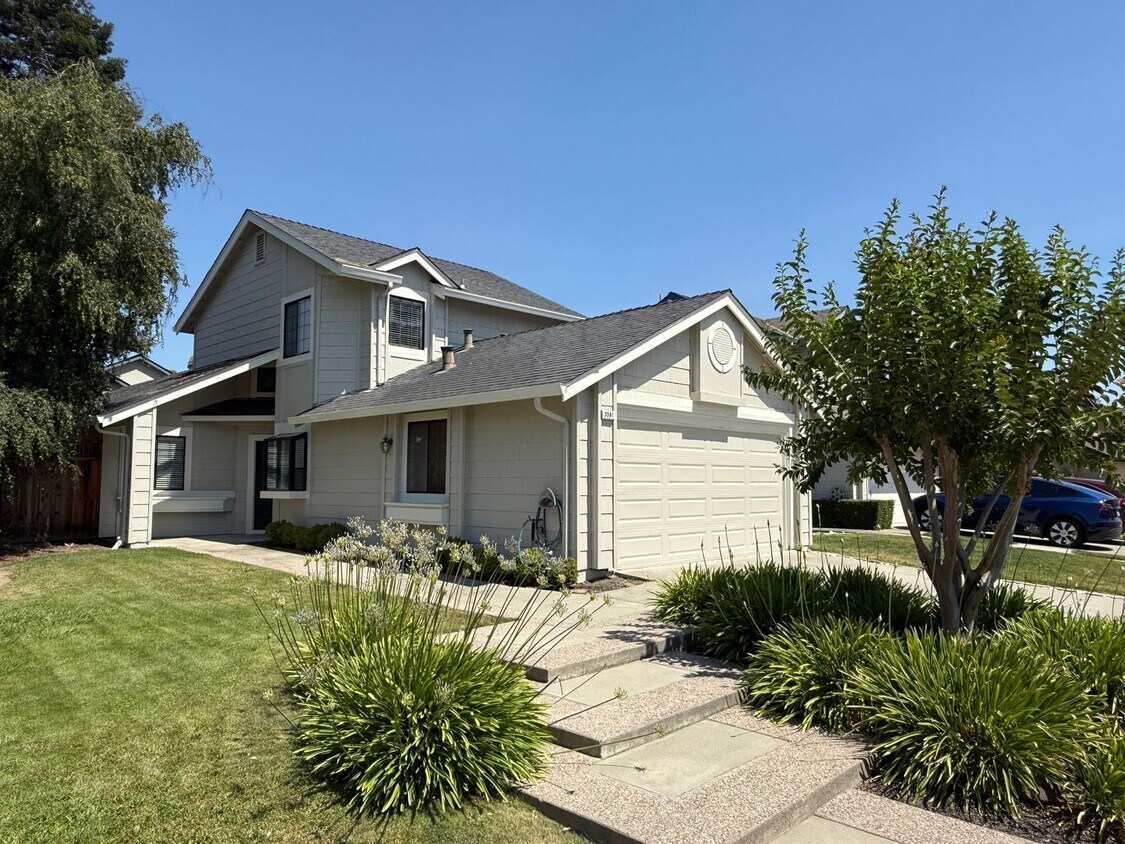 Foto principal - Updated 2 Bed + Loft / 2 Bath Home in Desi...