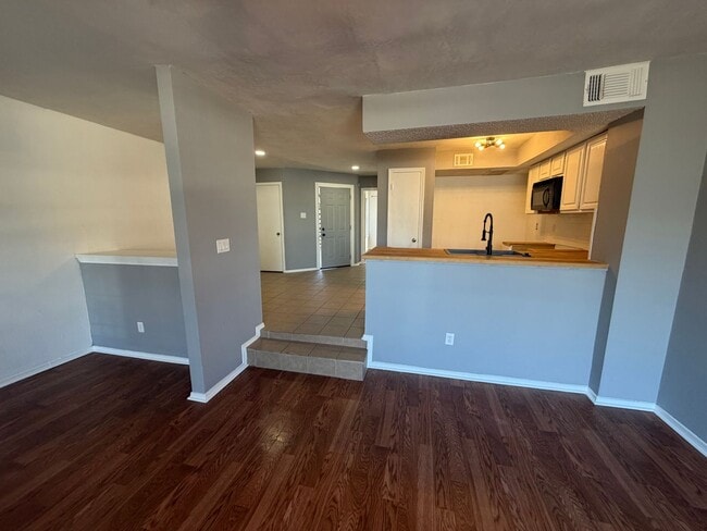 Building Photo - 3414 Country Club Dr W